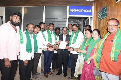 ಎಂಎಸ್​ಪಿ ಅಡಿ ಖರೀದಿಸಿರುವ ರಾಗಿ ಬಾಕಿ ಪಾವತಿಸುವಂತೆ ಜಿಲ್ಲಾಡಳಿತವನ್ನು ಬಿಜೆಪಿ ರೈತ ಮೋರ್ಚಾ ನಿಯೋಗ ಒತ್ತಾಯಿಸಿ ಎಡಿಸಿ ಡಾ.ಎನ್​.ತಿಪ್ಪೇಸ್ವಾಮಿಗೆ ಮನವಿ ಸಲ್ಲಿಸಿತು. ಬ್ಯಾಟರಂಗೇಗೌಡ, ಸತ್ಯಮಂಗಲ ಜಗದೀಶ್​, ಬೀರನಕಲ್ಲು ಸತೀಶ್​,  ಗಿರೀಶ್​, ಸಿದ್ಧರಾಜು,  ರವೀಶ್​, ಲೋಕೇಶ್​,  ಚಂದ್ರಣ್ಣ, ಸೋಮಶೇಖರ್​, ನಾಗೇಶ್​, ಹರೀಶ್​, ಕೀರ್ತಿ ಇದ್ದರು. 