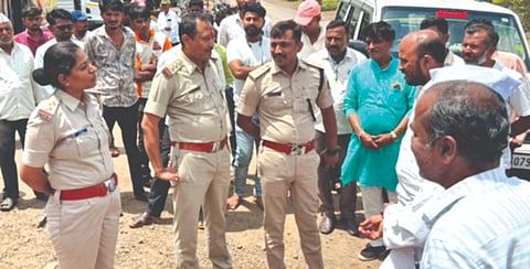 ಹುಮನಾಬಾದ್​ ಡಿವೈಎಸ್​ಪಿ ಮಡೋಳಪ್ಪ ನೇತೃತ್ವದ ಪೊಲೀಸ್​ ಅಧಿಕಾರಿಗಳ ತಂಡ ಶನಿವಾರ ಬಸವಕಲ್ಯಾಣ ತಾಲೂಕಿನ ಮಂಠಾಳ ಹಾಗೂ ಮಂಠಾಳ ಠಾಣಾ ವ್ಯಾಪ್ತಿಯ ಗಡಿ ಗ್ರಾಮ ಉಜಳಾಂಬಕ್ಕೆ ಭೇಟಿ ನೀಡಿ ಸಾರ್ವಜನಿಕರೊಂದಿಗೆ ಸಂವಾದ ನಡೆಸಿತು. ಸಿಪಿಐ ಅಮೂಲ ಕಾಳೆ, ಮಂಠಾಳ ಪಿಎಸ್​ಐ ಸುವರ್ಣ ಮಲಶೆಟ್ಟಿ  ಇದ್ದರು.