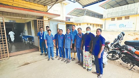 ಸಕಾಲದಲ್ಲಿ ವೇತನ (Salary) ಪಾವತಿಯಾಗದಿದ್ದರೂ ಕರ್ತವ್ಯ ನಿರ್ವಹಿಸುತ್ತಿರುವ ಸಿಬ್ಬಂದಿ.