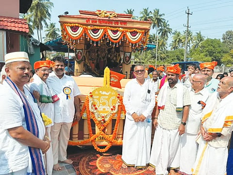 ಭಟ್ಕಳ ಪಟ್ಟಣಕ್ಕೆ ಆಗಮಿಸಿದ ಶ್ರೀರಾಮ ದಿಗ್ವಿಜಯ ರಥಕ್ಕೆ (Shri Ram Digvijaya Rath) ಭಾನುವಾರ ಸಚಿವ ಮಂಕಾಳ ವೈದ್ಯ ಪೂಜೆ ಸಲ್ಲಿಸಿ ರಥದ ಮುಂದಿನ ಪ್ರಯಾಣಕ್ಕೆ ಅನುವು ಮಾಡಿಕೊಟ್ಟರು.  