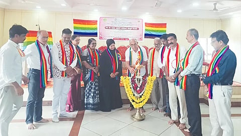 ಭಟ್ಕಳ ಪಟ್ಟಣದ ಅರ್ಬನ್ ಬ್ಯಾಂಕ್ ಸಭಾಂಗಣದಲ್ಲಿ ಭಾನುವಾರ ಜಿಲ್ಲಾ ಸಹಕಾರ ಯೂನಿಯನ್ ಕುಮಟಾ ನೇತೃತ್ವದಲ್ಲಿ ಏರ್ಪಡಿಸಿದ್ದ 72ನೇ ಅಖಿಲ ಭಾರತ ಸಹಕಾರ (cooperative) ಸಪ್ತಾಹದ ಕಾರ್ಯಕ್ರಮವನ್ನು ಜಿಲ್ಲಾ ಸಹಕಾರ ಯೂನಿಯನ್ ಅಧ್ಯಕ್ಷ ವಿ.ಎನ್. ಭಟ್ಟ ಅಳ್ಳಂಕಿ ಉದ್ಘಾಟಿಸಿದರು. ರಾಜು ನಾಯ್ಕ,  ಪೀಟರ್ ಅಂತೋನಿ, ವೆಂಕಟೇಶ ನಾಯ್ಕ, ಇತರರಿದ್ದರು.