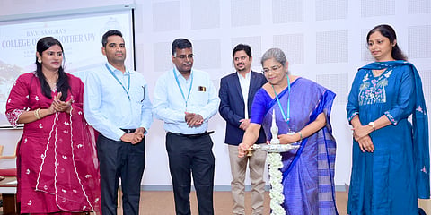 ಬಾಗಲಕೋಟೆ ಬಿವಿವಿ ಸಂಘದ ಫಿಜಿಯೋಥೆರಪಿ ಕಾಲೇಜಿನಲ್ಲಿ ನಡೆದ ಎರಡು ದಿನಗಳ ಕಾರ್ಯಾಗಾರವನ್ನು ಎಸ್.ಎನ್.ಮೆಡಿಕಲ್ ಕಾಲೇಜಿನ ಪ್ರಾಚಾರ್ಯೆ ಡಾ.ಭುವನೇಶ್ವರಿ ಯಳಮಲಿ ಉದ್ಘಾಟಿಸಿದರು. ಡಾ.ಸೈಯದ್ ರಿಝ್ವಿ, ಡಾ.ಸಿ.ಎಸ್.ಹಿರೇಮಠ, ಡಾ.ಸುಚಿತ್ರಾ ವನಕಿ, ಡಾ.ಶ್ರದ್ಧಾ ಮತ್ತಿತರರು ಇದ್ದರು.