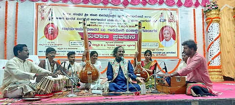 ಬಾಗಲಕೋಟೆ ಚರಂತಿಮಠದ ಶಿವಾನುಭವ ಮಂಟಪದಲ್ಲಿ ನಡೆದಿರುವ ಪಂಚಾಕ್ಷರಿ ಗವಾಯಿಗಳ ಪುರಾಣ-ಪ್ರವಚನದಲ್ಲಿ ಶನಿವಾರ ಧಾರವಾಡದ ಕಿರಾಣಾ ಘರಾಣೆಯ ಖ್ಯಾತ ಗಾಯಕ ಪಂ. ಕೈವಲ್ಯಕುಮಾರ್ ಗುರವ್ ತಂಡದವರು ಸ್ವರ ನಿನಾದ ಕಾರ್ಯಕ್ರಮ ನಡೆಸಿದರು.