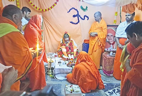  ಬಾಗಲಕೋಟೆ ಟೀಕಿನಮಠದ ನೂತನ ಶ್ರೀಗಳಾದ ಮಲ್ಲಿಕಾರ್ಜುನ ಸ್ವಾಮೀಜಿಗೆ ಭಾನುವಾರ ಸಮಾಧಾನ ಆಶ್ರಮದ ಮೌನಯೋಗಿ ಜಡೆಯ ಶಾಂತಲಿಂಗ ಮಹಾಸ್ವಾಮಿಗಳ ಅಮೃತ ಹಸ್ತದಿಂದ ಷಟ್‌ಸ್ಥಲ ಬ್ರಹ್ಮೋಪದೇಶ ನೀಡಲಾಯಿತು. 