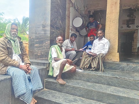 ಬಾಗಲಕೋಟೆ ಜಿಲ್ಲೆ ಬಾದಾಮಿ ತಾಲೂಕಿನಲ್ಲಿ ಬೆಟ್ಟದ ಮೇಲಿರುವ ಅನಂತಗಿರಿ ಗ್ರಾಮದಲ್ಲಿ ಬಿಎಲ್‌ಒ ಗಣತಿ ನಮೂನೆ ಭರ್ತಿ ಮಾಡುತ್ತಿರುವುದು.