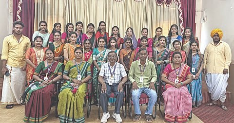 ಬಾಗಲಕೋಟೆ ವಿದ್ಯಾ ಪ್ರಸಾರಕ ಮಂಡಳದ ಎಸ್‌ಆರ್‌ಎನ್ ಕಾಲ, ಎಂಬಿಎಸ್ ವಾಣಿಜ್ಯ ಮಹಾವಿದ್ಯಾಲಯದ ಹಮ್ಮಿಕೊಂಡಿದ್ದ ಉಡುಗೆ ಸ್ಪರ್ಧೆಯಲ್ಲಿ ಪ್ರಾಚಾರ್ಯ ಶ್ರೀನಿವಾಸ ನರಗುಂದ, ಉಪನ್ಯಾಸಕರಾದ ಕೀರ್ತಿ ದಾಸರ, ಗೀತಾ ಕಿಲಬನೂರ, ಎ.ಎ.ಗಂಗಲ್, ಎಸ್.ವೈ.ಬೊಮ್ಮಣ್ಣವರ ಇದ್ದರು.