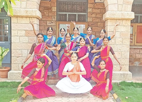 ಭರತನಾಟ್ಯ ಪರೀಕ್ಷೆಯಲ್ಲಿ ಪರೀಕ್ಷಾರ್ಥಿಗಳ ನೃತ್ಯ ಪ್ರದರ್ಶನ.