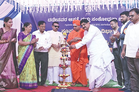ಬಾಗಲಕೋಟೆ ನಗರದಲ್ಲಿ ಡಾ.ದಡ್ಡೇನವರ ಆಸ್ಪತ್ರೆಯ ಸೂಪರ್ ಸ್ಪೆಷಾಲಿಟಿ ವಿಭಾಗ ಹಾಗೂ ಬಾಗಲಕೋಟೆ ಹಾರ್ಟ್ ಕೇರ್ ಸೆಂಟರ್‌ನ್ನು ಭಾನುವಾರ ಸಂಸದ ಪಿ.ಸಿ.ಗದ್ದಿಗೌಡರ ಜ್ಯೋತಿ ಬೆಳಗಿಸಿ ಉದ್ಘಾಟಿಸಿದರು. ಕೊಪ್ಪಳ ಗವಿಸಿದ್ಧೇಶ್ವರ ಮಠದ ಗವಿಸಿದ್ಧೇಶ್ವರ ಸ್ವಾಮೀಜಿ, ಮಾಜಿ ಶಾಸಕ ರಾಜಶೇಖರ ಶೀಲವಂತ, ಡಾ.ಎಸ್.ಎಂ.ದಡ್ಡೇನವರ್ ಹಾಗೂ ಅವರು ಕುಟುಂಬದ ವೈದ್ಯರು ಇದ್ದರು.
