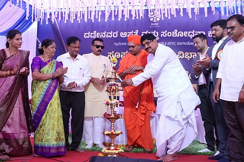 ಬಾಗಲಕೋಟೆ ನಗರದಲ್ಲಿ ಡಾ.ದಡ್ಡೇನವರ ಆಸ್ಪತ್ರೆಯ ಸೂಪರ್ ಸ್ಪೇಶಾಲಿಟಿ ವಿಭಾಗ ಹಾಗೂ ಬಾಗಲಕೋಟೆ ಹಾರ್ಟ್ ಕೇರ್ ಸೆಂಟರ್‌ನ್ನು ಭಾನುವಾರ ಸಂಸದ ಪಿ.ಸಿ.ಗದ್ದಿಗೌಡರ ಜ್ಯೋತಿ ಬೆಳಗಿಸಿ ಉದ್ಘಾಟಿಸಿದರು. ಕೊಪ್ಪಳ ಗವಿಸಿದ್ಧೇಶ್ವರ ಮಠದ ಗವಿಸಿದ್ಧೇಶ್ವರ ಸ್ವಾಮೀಜಿ, ಮಾಜಿ ಶಾಸಕ ರಾಜಶೇಖರ ಶೀಲವಂತ, ಡಾ.ಎಸ್.ಎಂ.ದಡ್ಡೇನವರ್ ಹಾಗೂ ಅವರು ಕುಟುಂಬದ ವೈದ್ಯರು ಚಿತ್ರದಲ್ಲಿ  ಇದ್ದರು.