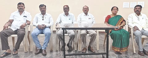 ಬಾಗಲಕೋಟೆ ತಾಲೂಕಿನ ಕದಾಂಪುರ ಆರ್‌ಸಿಯಲ್ಲಿ ಗುರುವಾರ ಆಯೋಜಿಸಿದ್ದ ಥ್ರೋಬಾಲ್ ಪಂದ್ಯಾವಳಿಯ ವಿಜೇತರಿಗೆ ಪ್ರಮಾಣ ಪತ್ರ ಮತ್ತು ಕಪ್ ವಿತರಿಸಲಾಯಿತು. ರತ್ನವ್ವ ಮಾಚಕನೂರ, ಶಾರದಾ ನಿರಂಜಿ, ರವಿ ಬರಗಿ, ಇತರರಿದ್ದರು.