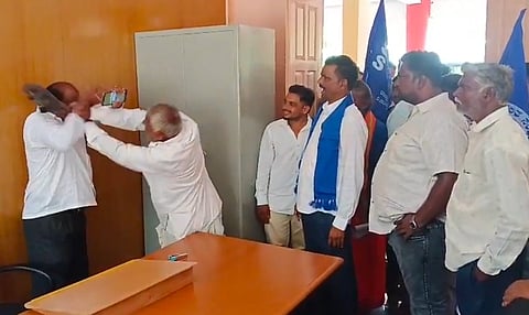 ಬಾಗಲಕೋಟೆ ಪಟ್ಟಣ ಅಭಿವೃದ್ಧಿ ಪ್ರಾಽಕಾರದ ಪುನರ್ ವಸತಿ ಕಚೇರಿಯ ನೌಕರ ನೀಲಕಂಠ ಅಂಕದ ಅವರ ಮೇಲೆ ಚಪ್ಪಲಿಯಿಂದ ಹೊಡೆದ ರೈತ ಬಸಪ್ಪ ದೊಡ್ಡಮನಿ.