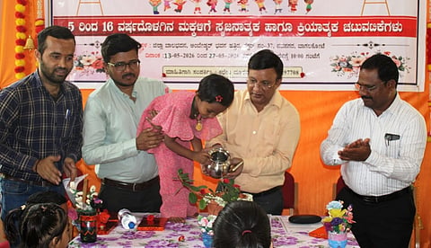 ಬಾಗಲಕೋಟೆ ಜಿಲ್ಲಾ ಬಾಲಭವನದಲ್ಲಿ ಉಚಿತ ಬೇಸಿಗೆ ಶಿಬಿರಕ್ಕೆ ಜಿಲ್ಲಾಽಕಾರಿ ಸಂಗಪ್ಪ ಬುಧವಾರ ಚಾಲನೆ ನೀಡಿದರು. ಮಹಿಳಾ ಮತ್ತು ಮಕ್ಕಳ ಅಭಿವೃದ್ಧಿ ಇಲಾಖೆಯ ಉಪ ನಿರ್ದೇಶಕ ಕೆ.ಪ್ರಭಾಕರ, ನಿರೂಪಣಾಽಕಾರಿ ಮಂಜುನಾಥ ಪರಸನ್ನವರ, ಶಿಶು ಅಭಿವೃದ್ಧಿ ಯೋಜನಾಽಕಾರಿ ರಮೇಶ ಸೂಳಿಕೇರಿ, ಸಂಪನ್ಮೂಲ ವ್ಯಕ್ತಿಗಳಾದ ಪದ್ಮಾವತಿ ತಳ್ಳಿಕೇರಿ, ಭವಾನಿ ಕಂಬಾರ, ಸಂಸ್ಕೃತಿ ಕಾಂಬಳೆ ಇದ್ದರು. 