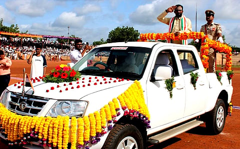ಧ್ವಜಾರೋಹಣ ನೆರವೇರಿಸಿ ಪರೇಡ್ ವೀಕ್ಷಿಸಿದ ಸಚಿವ ವಿಜಯಾನಂದ ಕಾಶಪ್ಪನವರ. 
