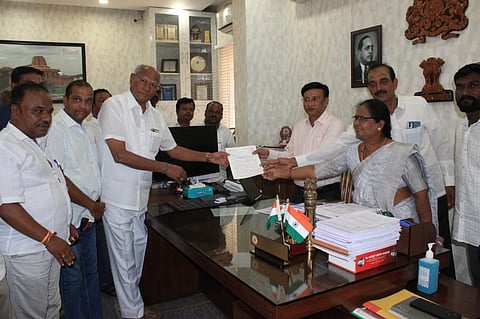 ಬಾಗಲಕೋಟೆಯಲ್ಲಿ ಜಿಲ್ಲಾಽಕಾರಿ ಸಂಗಪ್ಪ ಅವರಿಗೆ ಮಾಜಿ ಶಾಸಕ ದೊಡ್ಡನಗೌಡ ಪಾಟೀಲ ಹಾಗೂ ಅವರ ಬೆಂಬಲಿಗರು ಮನವಿ ಸಲ್ಲಿಸಿದರು.