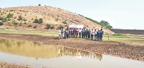 ಬಾಗಲಕೋಟೆ ತಾಲೂಕಿನ ಮುಚಖಂಡಿ ಗ್ರಾಮದಲ್ಲಿ ಬುಧವಾರ ನವನಗರ ಸರ್ಕಾರಿ ಪ್ರಥಮ ದರ್ಜೆ ಕಾಲೇಜಿನ ರಾಷ್ಟ್ರೀಯ ಸೇವಾ ಯೋಜನೆ ಘಟಕದ 2025-26ರ ವಾರ್ಷಿಕ ವಿಶೇಷ ಶಿಬಿರದ ಎರಡನೆಯ ದಿನದ ಶ್ರಮದಾನ ಕಾರ್ಯಕ್ರಮದಲ್ಲಿ ಗುಳೇದಗುಡ್ಡ ಸರ್ಕಾರಿ ಪ್ರಥಮ ದರ್ಜೆ ಕಾಲೇಜಿನ ಭೂಗೋಳಶಾಸ್ತ್ರ ಮುಖ್ಯಸ್ತ ಪ್ರೊ. ಫಕ್ಕೀರಪ್ಪ ಚನ್ನಪಗೌಡ್ರ ಮಾತನಾಡಿದರು. ಎನ್.ಎಸ್.ಎಸ್. ಘಟಕದ ಕಾರ್ಯಕ್ರಮಾಧಿಕಾರಿ ಪ್ರೊ. ಸಂಪತ್ತ ಲಮಾಣಿ, ಐಕ್ಯೂಎಸಿ ಸಂಚಾಲಕ ಡಾ. ಬಸವರಾಜ ಬೀಳಗಿ, ಪ್ರೇಮಾ ಗೆಜ್ಜಿ ಇದ್ದರು