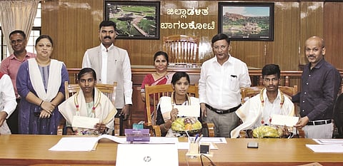 ಬಾಗಲಕೋಟೆ ಜಿಲ್ಲಾಧಿಕಾರಿಗಳ ಸಭಾಂಗಣದಲ್ಲಿ ದ್ವಿತೀಯ ಪಿಯುಸಿ ಪರೀಕ್ಷೆಯಲ್ಲಿ ಅತೀ ಹೆಚ್ಚು ಅಂಕ ಪಡೆದ ಹಿಂದುಳಿದ ವರ್ಗಗಳ ಕಲ್ಯಾಣ ಇಲಾಖೆ ವ್ಯಾಪ್ತಿಯ ವಸತಿ ಕಾಲೇಜು ವಿದ್ಯಾರ್ಥಿಗಳನ್ನು ಜಿಲ್ಲಾಧಿಕಾರಿ ಸಂಗಪ್ಪ ಎಂ. ಹಾಗೂ ಜಿ.ಪಂ. ಸಿಇಒ ಶಶಿಧರ ಕುರೇರ ಸನ್ಮಾನಿಸಿದರು. ಅಪರ ಜಿಲ್ಲಾಧಿಕಾರಿ ಅಶೋಕ ತೇಲಿ, ಹಿಂದುಳಿದ ವರ್ಗಗಳ ಕಲ್ಯಾಣಾಧಿಕಾರಿ ಪಂಕಜ, ನಗರಾಭಿವೃದ್ಧಿ ಕೋಶದ ಯೋಜನಾ ನಿರ್ದೇಶಕಿ ರೇಣುಕಾ ಎಂ., ಇತರೆ ಅಧಿಕಾರಿಗಳು ಉಪಸ್ಥಿತರಿದ್ದರು.