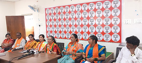 ಬಾಗಲಕೋಟೆ ನಗರದ ಬಿಜೆಪಿ ಕಚೇರಿಯಲ್ಲಿ ಬಿಜೆಪಿ ಮಹಿಳಾ ಮೋರ್ಚಾ ರಾಜ್ಯ ಉಪಾಧ್ಯಕ್ಷೆ ಡಾ.ವಿಜಯಲಕ್ಷ್ಮಿ ತುಂಗಳ ಸುದ್ದಿಗೋಷ್ಠಿಯಲ್ಲಿ ಮಾತನಾಡಿದರು. ಮಹಿಳಾ ಮೋರ್ಚಾ ಜಿಲ್ಲಾಧ್ಯಕ್ಷೆ ಡಾ.ಸುಮೇದಾ ಮಾನೆ, ಜಿಲ್ಲಾ ಪ್ರಧಾನ ಕಾರ್ಯದರ್ಶಿ ರಾಜು ನಾಯ್ಕರ, ಜಿಲ್ಲಾ ವಕ್ತಾರ ಸತ್ಯನಾರಾಯಣ ಹೇಮಾದ್ರಿ, ಮಂಡಲ ಅಧ್ಯಕ್ಷೆ ಶಶಿಕಲಾ ಮಜ್ಜಗಿ, ಸುಜತಾ ಸಿಂಧೆ, ವೈಷ್ಣವಿ ಬಿ. ಇದ್ದರು.