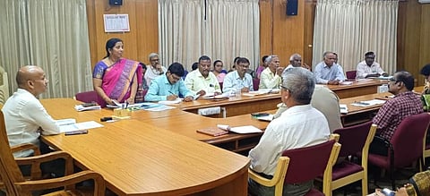 ಬಾಗಲಕೋಟೆ ಜಿಲ್ಲಾಽಕಾರಿ ಸಭಾಂಗಣದಲ್ಲಿ ಈಚೆಗೆ ಎಡಿಸಿ ಅಶೋಕ ತೇಲಿ ಅವರ ಅಧ್ಯಕ್ಷತೆಯಲ್ಲಿ ಜಿಲ್ಲಾ ಮಕ್ಕಳ ರಕ್ಷಣಾ ಘಟಕದ ೩ ಮತ್ತು ೪ನೇ ತ್ರೆÊಮಾಸಿಕ ಪ್ರಗತಿ ಪರಿಶೀಲನಾ ಸಭೆ ಜರುಗಿತು. ವಿವಿಧ ಇಲಾಖೆ ಅಽಕಾರಿಗಳು ಇದ್ದರು.