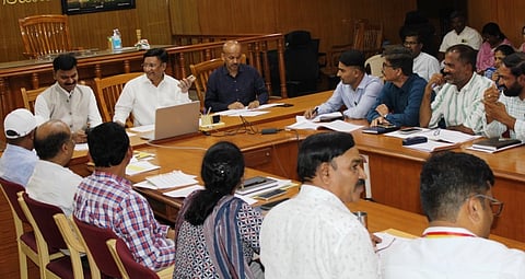 ಬಾಗಲಕೋಟೆ ಜಿಲ್ಲಾಽಕಾರಿಗಳ ಸಭಾಂಗಣದಲ್ಲಿ ಬುಧವಾರ ಕುಡಿಯುವ ನೀರು ಹಾಗೂ ಮೇವು ಪೂರೈಕೆ ಕುರಿತು ಜರುಗಿದ ಸಭೆಯ ಅಧ್ಯಕ್ಷತೆ ವಹಿಸಿ ಜಿಲ್ಲಾಽಕಾರಿ ಸಂಗಪ್ಪ ಎಂ. ಮಾತನಾಡಿದರು.