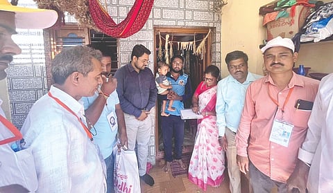 ಬಾಗಲಕೋಟೆ ಜಿಲ್ಲೆಯಲ್ಲಿ ನಡೆಯುತ್ತಿರುವ ಗಣತಿ ಕಾರ್ಯದಲ್ಲಿ ಸಿಬ್ಬಂದಿ ಭಾಗಿಯಾಗಿರುವುದು.