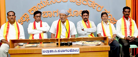 ಬಾಗಲಕೋಟೆ ನಗರದ ಪ್ರೆಸ್‌ಕ್ಲಬ್‌ನಲ್ಲಿ ಕದಂಬ ಸೇನೆ ಅಧ್ಯಕ್ಷ ಬೇಕ್ರಿ ರಮೇಶ ಕೆ ಸುದ್ದಿಗೋಷ್ಠಿಯಲ್ಲಿ ಮಾತನಾಡಿದರು. ಮುಖಂಡರಾದ ಎನ್.ಸಿ.ಕಾಂಬಳೆ, ರಾಮು ಚಿಕ್ಕೆಗೌಡನದೊಡ್ಡಿ, ನಿಂಗಪ್ಪ ಇಸರೆಡ್ಡಿ ಇದ್ದರು.