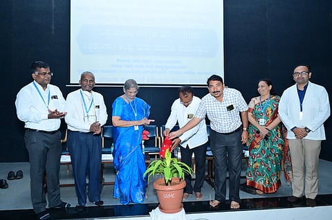 ಬಾಗಲಕೋಟೆ ನಗರದ ಬಿವಿವಿ ಸಂಘದ ನಿಜಲಿಂಗಪ್ಪ ಮೆಡಿಕಲ್ ಕಾಲೇಜಿನ ಮಾನಸಿಕ ಚಿಕಿತ್ಸಾ ವಿಭಾಗ ಮತ್ತು ಬಿವಿವಿ ಸ್ಪೀಚ್ ಆ್ಯಂಡ್ ಹಿಯರಿಂಗ್ ಕಾಲೇಜು ಜಂಟಿಯಾಗಿ ಗುರುವಾರ ಹಮ್ಮಿಕೊಂಡಿದ್ದ ವಿಶ್ವ ಆಟಿಸಂ ಜಾಗೃತಿ ದಿನ ಮತ್ತು ಶಿಕ್ಷಕರಿಗಾಗಿ ಅರಿವು ಹಾಗೂ ತರಬೇತಿ ಕಾರ್ಯಕ್ರಮ ಬಿಇಒ ಮಹಾಗುಂಡಪ್ಪ ಬಡದಾನಿ ಉದ್ಘಾಟಿಸಿದರು. 