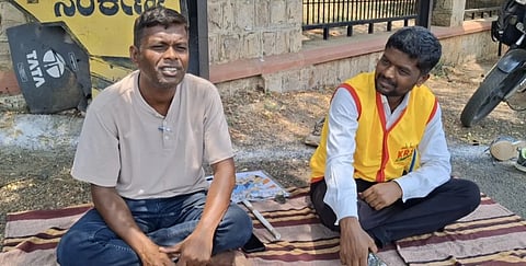 ಬಾಗಲಕೋಟೆ ನಗರದ ಜಿಲ್ಲಾಡಳಿತ ಭವನ ಮುಖ್ಯದ್ವಾರದ ಬಳಿಕ ಕರ್ನಾಟಕ ರಾಷ್ಟç ಸಮಿತಿ ಪಕ್ಷದ ಉಪ ಚುನಾವಣೆ ಅಭ್ಯರ್ಥಿ ನಾಗರಾಜ ಕಲಗೂಡ್ಕರ ಹೋರಾಟ ಆರಂಭಿಸಿರುವುದು. 