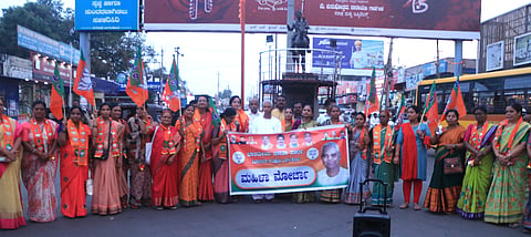 ಬಾಗಲಕೋಟೆ ನಗರದ ಬಸವೇಶ್ವರ ವೃತ್ತದಲ್ಲಿ ಬಿಜೆಪಿ ಮಹಿಳಾ ಮೋರ್ಚಾ ನೇತೃತ್ವದಲ್ಲಿ ಶನಿವಾರ ಪ್ರತಿಭಟನೆ ನಡೆಸಲಾಯಿತು. ಮಾಜಿ ಶಾಸಕ ಡಾ.ವೀರಣ್ಣ ಚರಂತಿಮಠ, ಮಹಿಳಾ ಮೋರ್ಚಾ ನಗರ ಘಟಕದ ಅಧ್ಯಕ್ಷೆ ಶಶಿಕಲಾ ಮಜ್ಜಗಿ, ಮುಖಂಡರಾದ ಸವಿತಾ ಲಂಕೆನ್ನವರ, ಶೋಭಾ ರಾವ, ಸುಜಾತಾ ಶಿಂಧೆ, ಸರಸ್ವತಿ ಕುರಬರ, ಶಿವಲೀಲಾ ಪಟ್ಟಣಶೆಟ್ಟಿ, ಸ್ಮೀತಾ ಪವಾರ, ಪ್ರೇಮಾ ಅಂಬಿಗೇರ ಸೇರಿದಂತೆ ಇತರರು ಇದ್ದರು. 