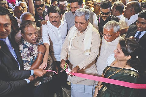 ಬಾದಾಮಿ ಪಟ್ಟಣದಲ್ಲಿ ಆಧುನೀಕರಣಗೊಂಡ ಹೋಟೇಲ್ ಬಾದಾಮಿ ಕೋರ್ಟ್‌ನ್ನು  ಸಿಎಂ ಸಿದ್ದರಾಮಯ್ಯ ಉದ್ಘಾಟನೆ ಮಾಡಿದರು. ಸಚಿವ ಭೈರತಿ ಸುರೇಶ, ಶಿವರಾಜ ತಂಗಡಗಿ, ಹೊಳಬಸು ಶೆಟ್ಟರ ಇತರರಿದ್ದರು.