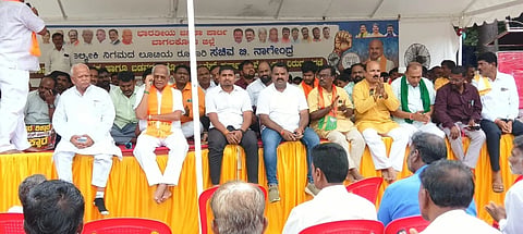 ಬಾಗಲಕೋಟೆ ನಗರದ ನಿಜಲಿಂಗಪ್ಪ ಮೆಡಿಕಲ್ ಕಾಲೇಜಿನಲ್ಲಿ ನವಜಾತ ಶಿಶುವಿಗೆ ಚಿಕ್ಕಮಕ್ಕಳ ಶಸ್ತçಚಿಕಿತ್ಸಾ ತಜ್ಞ ಡಾ.ರಮೇಶ ಬಾ. ಹಟ್ಟಿ ನೇತೃತ್ವದ ವೈದ್ಯರ ತಂಡ ಚಿಕಿತ್ಸೆ ನೀಡಿದರು. ಶಸ್ತçಚಿಕಿತ್ಸಾ ತಜ್ಞ ಡಾ.ವಿಕ್ರಮ್ ನಾಗಠಾಣ, ಅರವಳಿಕೆ ತಜ್ಞೆ ಡಾ.ಶಿಲ್ಪಾ ಮಾಸೂರ, ಚಿಕ್ಕಮಕ್ಕಳ ತಜ್ಞ ಡಾ.ಗಂಗಾಧರ ಮಿರ್ಜಿ ಹಾಗೂ ಸಿಬ್ಬಂದಿ ಇದ್ದರು. 