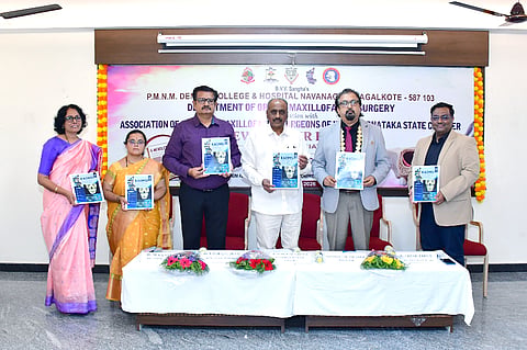ಬಾಗಲಕೋಟೆ ಬಿವಿವಿ ಸಂಘದ ಪಿ.ಎಂ.ನಾಡಗೌಡ ದಂತ ವೈದ್ಯಕೀಯ ಕಾಲೇಜಿನಲ್ಲಿ ಸೋಮವಾರ ದಂತ ವಿಜ್ಞಾನ ಶಿಕ್ಷಣ ಕಾರ್ಯಾಗಾರದಲ್ಲಿ ಭಾರತೀಯ ಬಾಯಿ ಮತ್ತು ಮುಖದ ಶಸöಚಿಕಿತ್ಸಾ ತಜ್ಞರ ಸಂಘದ ಕರ್ನಾಟಕ ಶಾಖೆಯ ವಿದ್ಯುನ್ಮಾನ ವಾರ್ತಾ ಪತ್ರಿಕೆಯನ್ನು ಬಿಡುಗಡೆ ಮಾಡಲಾಯಿತು. ಶಾಖೆಯ ಅಧ್ಯಕ್ಷ ಡಾ.ವೆಂಕಟೇಶ ಆನೆಹೊಸುರ, ಅಶೋಕ ಸಜ್ಜನ, ಡಾ.ಮಮತಾ, ಡಾ.ರವಿರಾಜ ದೇಸಾಯಿ ಮತ್ತಿತರರು ಇದ್ದರು.