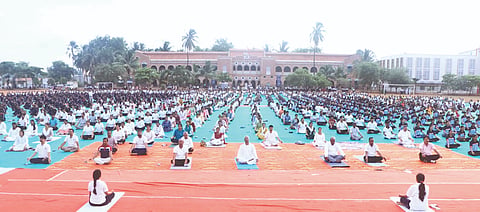 ಬಾಗಲಕೋಟೆ ಬಿವಿವಿ ಸಂಘದ ವಿವಿಧ ಮಹಾವಿದ್ಯಾಲಯಗಳ ಆಶ್ರಯ ಹಾಗೂ ವಿಜಯವಾಣಿ ಮಾಧ್ಯಮ ಸಹಯೋಗದಲ್ಲಿ ಶನಿವಾರ ಬಸವೇಶ್ವರ ಮೈದಾನದಲ್ಲಿ ಶನಿವಾರ ಅಂತಾರಾಷ್ಟ್ರೀಯ ಯೋಗ ದಿನಾಚರಣೆಯಲ್ಲಿ ಪಾಲ್ಗೊಂಡಿದ್ದ ವಿದ್ಯಾರ್ಥಿಗಳು, ಸಂಘದ ಸದಸ್ಯರು ಮತ್ತು ಸಾರ್ವಜನಿಕರು.