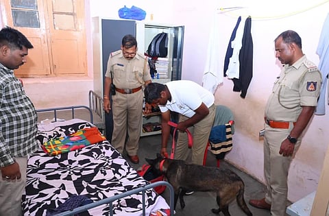 ಬಾಗಲಕೋಟೆ ಜಿಲ್ಲೆಯಲ್ಲಿ ಮಾದಕ ವಸ್ತುಗಳ ವಿರುದ್ಧದ ಕಾರ್ಯಾಚರಣೆ ಚುರುಕೊಗೊಳಿಸಿರುವ ಜಿಲ್ಲಾ ಪೊಲೀಸ್ ಇಲಾಖೆ ಮುಂಜಾಗೃತ ಕ್ರಮವಾಗಿ ಶಿಕ್ಷಣ ಸಂಸ್ಥೆಗಳ ಪರವಾನಿಗೆ ಪಡೆದು ಶಾಲೆ, ಕಾಲೇಜು ಕೊಠಡಿ, ಹಾಸ್ಟೆಲ್, ಹಾಲ್‌ಗಳಲ್ಲಿ ಮಾದಕ ವಸ್ತುಗಳನ್ನು ವಿದ್ಯಾರ್ಥಿಗಳು ಸಂಗ್ರಹಿಸಿದ್ದಾರೆಯೇ ಎಂದು ನಾರ್ಕೋಟಿಕ್ಸ್ ಶ್ವಾನದಳದ ಮೂಲಕ ಪರಿಶೀಲಿಸುತ್ತಿರುವುದು.