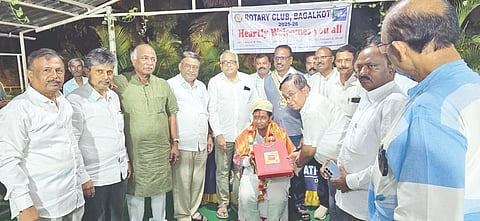 ಬಾಗಲಕೋಟೆ ರೋಟರಿ ಕ್ಲಬ್ ವತಿಯಿಂದ ಬುಧವಾರ ಸಂಜೆ ನೂತನ ಶಾಸಕ ಉಮೇಶ ಮೇಟಿ ಅವರನ್ನು ಸನ್ಮಾನಿಸಲಾಯಿತು. ಬಿಟಿಡಿಎ ಅಧ್ಯಕ್ಷ ಪ್ರಕಾಶ, ರೋಟರಿ ಅಧ್ಯಕ್ಷ ಮಲ್ಲಿಕಾರ್ಜುನ ಹದ್ಲಿ, ಎಸ್.ಕೆ. ಯಡಹಳ್ಳಿ, ಡಾ. ನಾರಾಯಣ ಹೆರಕಲ್ ಮತ್ತಿತರರು ಇದ್ದರು.