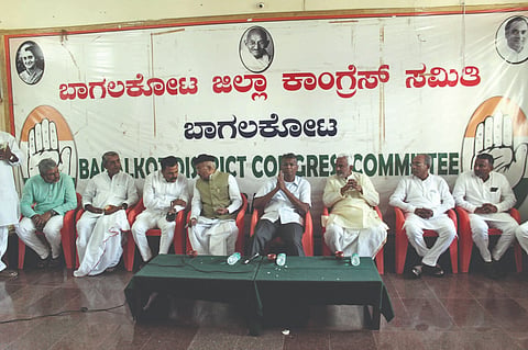 ಬಾಗಲಕೋಟೆ ಜಿಲ್ಲಾ ಕಾಂಗ್ರೆಸ್ ಕಚೇರಿಗೆ ಮಂಗಳವಾರ ಭೇಟಿ ನೀಡಿದ್ದ ಸಚಿವ ಸತೀಶ್ ಜಾರಕಿಹೊಳಿ ಅವರು ಉಪ ಚುನಾವಣೆ ಬಗ್ಗೆ ಕಾರ್ಯಕರ್ತರಿಂದ ಮಾಹಿತಿ ಸಂಗ್ರಹಿಸಿದರು. ಜಿಲ್ಲಾ ಅಧ್ಯಕ್ಷ ಎಸ್.ಜಿ. ನಂಜಯ್ಯನಮಠ, ಶಾಸಕ ಜೆ.ಟಿ. ಪಾಟೀಲ, ಅಜಯಕುಮಾರ ಸರನಾಯಕ, ನಾಗರಾಜ ಹದ್ಲಿ ಮತ್ತಿತರರು ಇದ್ದರು. 
