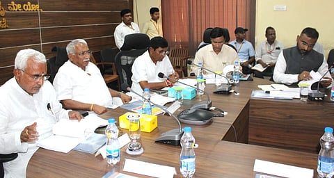 ಬಾಗಲಕೋಟೆ ನಗರದ ಯುಕೆಪಿ ಕಚೇರಿಯ ಸಂಗಮ ಸಭಾಭವನದಲ್ಲಿ ಜಿಲ್ಲಾ ಉಸ್ತುವಾರಿ ಸಚಿವ ಆರ್.ಬಿ. ತಿಮ್ಮಾಪೂರ ನೇತೃತ್ವದಲ್ಲಿ ಕೃಷ್ಣಾ ಮೇಲ್ದಂಡೆ ಯೋಜನೆ ಕುರಿತು ಸಭೆ ಜರುಗಿತು. ಶಾಸಕರಾದ ಜೆ.ಟಿ. ಪಾಟೀಲ, ಉಮೇಶ ಮೇಟಿ, ಜಿಲ್ಲಾಽಕಾರಿ ಸಂಗಪ್ಪ ಎಂ. ಇದ್ದರು.