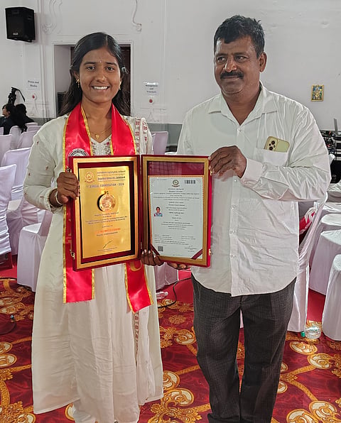  ಜಮಖಂಡಿ ನಗರದ ದರ್ಬಾರ್ ಹಾಲ್‌ನಲ್ಲಿ ನಡೆದ ಬಾಗಲಕೋಟೆ ವಿಶ್ವವಿದ್ಯಾಲಯದ ಪ್ರಥಮ ಘಟಿಕೋತ್ಸವದಲ್ಲಿ ಚಿನ್ನದ ಪದಕ ಪಡೆದುಕೊಂಡ ಪ್ರೀಯಾಂಕಾ ಹಡಪದ ತಂದೆ ಉಮೇಶ ಜೊತೆ ಸಂಭ್ರಮಿಸಿದ ಕ್ಷಣ. 