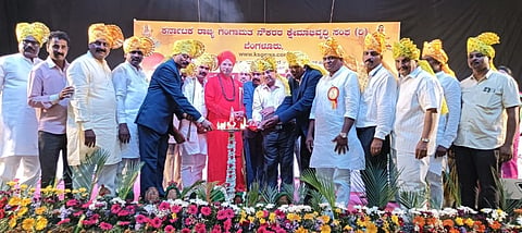  ಬಾಗಲಕೋಟೆಯ ಕಲಾ ಭವನದಲ್ಲಿ ಭಾನುವಾರ ಅಂಬಿಗ ಸಮಾಜದ ರಾಜ್ಯಮಟ್ಟದ ಪ್ರತಿಭಾ ಪುರಸ್ಕಾರ ಸಮಾರಂಭವನ್ನು ಸಮಾಜದ ಮುಖಂಡರು ಮತ್ತು ಸ್ವಾಮೀಜಿ ಜ್ಯೋತಿ ಬೆಳಗಿಸಿ ಚಾಲನೆ ನೀಡಿದರು. ಶಾಂತಭೀಷ್ಮ ಚೌಡಯ್ಯ ಸ್ವಾಮೀಜಿ, ಉದಯ ಅಂಬಿಗೇರ, ಎಂ. ಮೌಲಾಲಿ, ನಾಗೇಂದ್ರ ಹೊನ್ನಳ್ಳಿ ಮತ್ತಿತರರು ಇದ್ದರು.