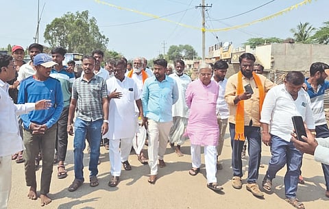 ಬಾಗಲಕೋಟೆ ಕ್ಷೇತ್ರದ ಬೇವೂರ ಗ್ರಾಮದಲ್ಲಿ ಮಂಗಳವಾರ ಸಂಸದ ಗೋವಿಂದ ಕಾರಜೋಳ ಹಾಗೂ ಮಾಜಿ ಸಚಿವ ಎನ್. ಮಹೇಶ ಅವರು ಬಿಜೆಪಿ ಅಭ್ಯರ್ಥಿ ವೀರಣ್ಣ ಚರಂತಿಮಠ ಪರವಾಗಿ ಮತಯಾಚನೆ ನಡೆಸಿದರು.