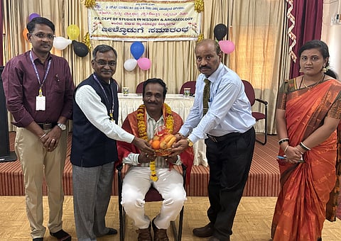 ಬಾಗಲಕೋಟೆ ನಗರದ ವಿದ್ಯಾ ಪ್ರಸಾರಕ ಮಂಡಳದ ಎಸ್.ಆರ್. ನರಸಾಪುರ ಕಲಾ ಹಾಗೂ ಎಂ.ಬಿ.ಶಿರೂರ ವಾಣಿಜ್ಯ ಮಹಾವಿದ್ಯಾಲಯದ ಇತಿಹಾಸ ಮತ್ತು ಪ್ರಾಚ್ಯಶಾಸ್ತç ಸ್ನಾತಕೋತ್ತರ ಅಧ್ಯಯನ ವಿಭಾಗದ ಅಂತಿಮ ವರ್ಷದ ವಿದ್ಯಾರ್ಥಿಗಳಿಗೆ ನಡೆದ ಬೀಳ್ಕೊಡುವ ಸಮಾರಂಭದಲ್ಲಿ ಡಾ.ಮಾರುತಿ ಪಾಟೋಳಿ ಅವರನ್ನು ಸನ್ಮಾನಿಸಲಾಯಿತು. ಡಾ.ಎಸ್.ಬಿ.ಪರ್ವತೀಕರ ಮತ್ತು ಶ್ರೀನಿವಾಸ ನರಗುಂದ ಇದ್ದರು. 