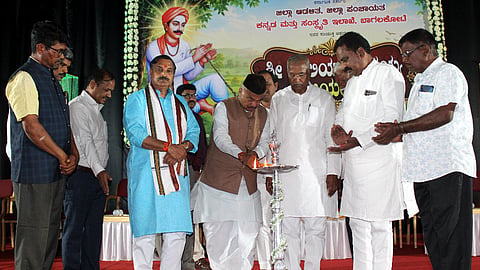 ಬಾಗಲಕೋಟೆ ಡಾ.ಬಿ.ಆರ್.ಅಂಬೇಡ್ಕರ್ ಭವನದಲ್ಲಿ ಶುಕ್ರವಾರ ನುಲಿಯ ಚಂದಯ್ಯ ಕಾರ್ಯಕ್ರಮವನ್ನು ಪರಿಷತ್ ಶಾಸಕ ಪಿ.ಎಚ್.ಪೂಜಾರ ಉದ್ಘಾಟಿಸಿದರು. ರಾಜ್ಯಸಭಾ ಸದಸ್ಯ ನಾರಾಯಣಸಾ ಭಾಂಡಗೆ, ಕರ್ನಾಟಕ ರಾಜ್ಯ ಕೈಗಾರಿಕಾ ಮತ್ತು ಮೂಲಸೌಕರ್ಯ ಅಭಿವೃದ್ಧಿ ನಿಗಮದ ಅಧ್ಯಕ್ಷ ಎಸ್.ಜಿ.ನಂಜಯ್ಯನಮಠ ಹಾಗೂ ಸಮುದಾಯದ ಮುಖಂಡರು ಇದ್ದರು.
