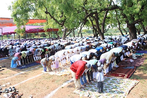 ಬಾಗಲಕೋಟೆಯ ಈದ್ಗಾ ಮೈದಾನದಲ್ಲಿ ಬಕ್ರಿದ್ ಹಬ್ಬದ ಅಂಗವಾಗಿ ಮುಸ್ಲಿಂ ಬಾಂಧವರು ಸಾಮೂಹಿಕ ಪ್ರಾರ್ಥನೆ ಸಲ್ಲಿಸಿದರು. 
