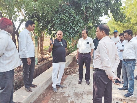 ಬಾಗಲಕೋಟೆ ನವನಗರದಲ್ಲಿ ಸ್ವಚ್ಛತೆ ಪರಿಶೀಲನೆ ಮಾಡುತ್ತಿರುವ ಬಿಟಿಡಿಎ ಅಧ್ಯಕ್ಷ ಪ್ರಕಾಶ ತಪಶೆಟ್ಟಿ. ಬಿಟಿಡಿಎ ಮುಖ್ಯ ಇಂಜಿನಿಯರ್ ಚಂದ್ರಹಾಸ ಬಂಡಿ, ವಿಭಾಗ-1 ಇಇ ಎಸ್.ಎಸ್. ಕರಿಗಾರ, ವಿಭಾಗ-2ರ ಕಾರ್ಯನಿರ್ವಾಹಕ ಇಂಜಿನಿಯರ್ ವೈ.ಬಿ.ಪಾತ್ರೋಟಿ ಇದ್ದರು.