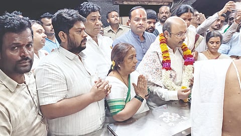 ಬಾಗಲಕೋಟೆ ಉಪ ಚುನಾವಣೆಗೆ ಕಾಂಗ್ರೆಸ್ ಅಭ್ಯರ್ಥಿ ಉಮೇಶ ಮೇಟಿ ಪರವಾಗಿ ಪ್ರಚಾರ ಮಾಡಲು ಆಗಮಿಸಿದ್ದ ವಿಧಾನ ಪರಿಷತ್ ಸದಸ್ಯ ಯತೀಂದ್ರ ಅವರು ಸೋಮವಾರ ಬೆಳಗ್ಗೆ ಬಾದಾಮಿಯ ಬನಶಂಕರಿ ದೇವಸ್ಥಾನದಲ್ಲಿ ಪೂಜೆ ಸಲ್ಲಿಸಿದರು. ಜಿ.ಪಂ. ಮಾಜಿ ಅಧ್ಯಕ್ಷೆ ಬಾಯಕ್ಕ ಮೇಟಿ ಸೇರಿ ಕಾಂಗ್ರೆಸ್ ಮುಖಂಡರು ಇದ್ದರು.