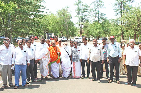 ಬಾಗಲಕೋಟೆ ನಗರದ ಜಿಲ್ಲಾಡಳಿತ ಭವನದಲ್ಲಿ ಬ್ರಾಹ್ಮಣ ಮಹಾಸಭಾ ಮುಖಂಡರು ಪ್ರತಿಭಟನೆ ನಡೆಸಿ ಅಪರ ಜಿಲ್ಲಾಧಿಕಾರಿ ಅಶೋಕ ತೇಲಿ ಅವರಿಗೆ ಮನವಿ ಸಲ್ಲಿಸಿದರು.