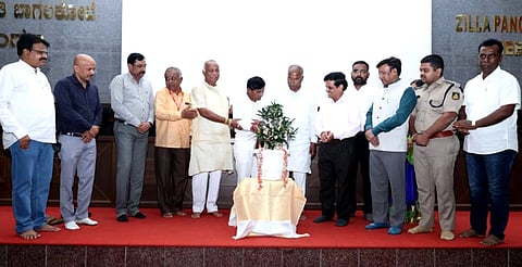 ಬಾಗಲಕೋಟೆ ಜಿಪಂ ಸಭಾಭವನದಲ್ಲಿ ಶುಕ್ರವಾರ ಜಿಲ್ಲಾ ಮಟ್ಟದ ಪತ್ರಿಕಾ ದಿನಾಚರಣೆಯನ್ನು ಶಾಸಕ ಉಮೇಶ ಮೇಟಿ ಉದ್ಘಾಟಿಸಿದರು. ಪರಿಷತ್ ಸದಸ್ಯ ಪಿ.ಎಚ್.ಪೂಜಾರ, ಬಿಟಿಡಿಎ ಅಧ್ಯಕ್ಷ ಪ್ರಕಾಶ ತಪಶೆಟ್ಟಿ, ಡಿಸಿ ಸಂಗಪ್ಪ, ಜಿಪಂ ಸಿಇಒ ಗಜಾನನ ಬಾಲೆ, ಎಸ್ಪಿ ಸಿದ್ಧಾರ್ಥ ಗೋಯಲ್ ಸೇರಿದಂತೆ ಕಾನಿಪ ಪದಾಽಕಾರಿಗಳು ಇದ್ದರು.