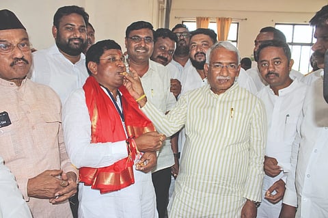 ಬಾಗಲಕೋಟೆ ಉಪ ಚುನಾವಣೆಯಲ್ಲಿ ದಿಗ್ವಿಜಯ ಸಾಽಸಿದ ಕಾಂಗ್ರೆಸ್ ಅಭ್ಯರ್ಥಿ ಉಮೇಶ ಮೇಟಿ ಅವರಿಗೆ ಜಿಲ್ಲಾ ಉಸ್ತುವಾರಿ ಹಾಗೂ ಚುನಾವಣಾ ಉಸ್ತುವಾರಿ ವಹಿಸಿದ್ದ ಸಚಿವ ಆರ್.ಬಿ. ತಿಮ್ಮಾಪೂರ ಸಿಹಿ ತಿನ್ನಿಸಿ, ಅಭಿನಂದಿಸಿದರು.