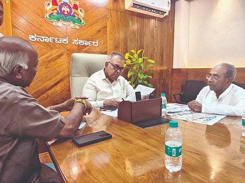 ಬಾಗಲಕೋಟೆ ಪಟ್ಟಣ ಅಭಿವೃದ್ಧಿ ಪ್ರಾಧಿಕಾರದ ಅಧ್ಯಕ್ಷ ಪ್ರಕಾಶ ತಪಶೆಟ್ಟಿ ಜಲ ಸಂಪನ್ಮೂಲ ಸಚಿವ ರಾಮಲಿಂಗಾ ರೆಡ್ಡಿ ಅವರಿಗೆ ಮನವಿ ಸಲ್ಲಿಸಿದರು. ಮಾಜಿ ಸಚಿವ ಅಜಯಕುಮಾರ ಸರನಾಯಕ ಇದ್ದರು.
