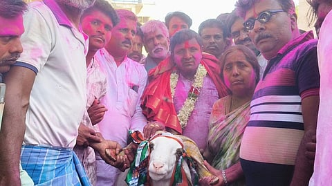 ಗೆಲುವು ಸಾಽಸಿದ ಬಳಿಕ ಹುಟ್ಟೂರು ತಿಮ್ಮಾಪುರ ಗ್ರಾಮಕ್ಕೆ ಆಗಮಿಸಿದ ಕಾಂಗ್ರೆಸ್ ಅಭ್ಯರ್ಥಿ ಉಮೇಶ ಮೇಟಿ ಅವರಿಗೆ ಕಾರ್ಯಕರ್ತರು ಟಗರು ನೀಡಿ ಸ್ವಾಗತಿಸಿದ ಕ್ಷಣ. 