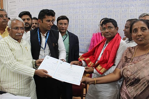 ಬಾಗಲಕೋಟೆ ಉಪ ಚುನಾವಣೆಯಲ್ಲಿ ಕಾಂಗ್ರೆಸ್ ಅಭ್ಯರ್ಥಿ ಉಮೇಶ ಅವರಿಗೆ ಚುನಾವಣೆ ಅಽಕಾರಿ ಸಂತೋಷ ಜಗಲಾಸರ್ ಅವರಿಗೆ ಪ್ರಮಾಣ ಪತ್ರ ವಿತರಿಸಿದರು. ಈ ಸಂದರ್ಭದಲ್ಲಿ ಸಚಿವ ಆರ್.ಬಿ.ತಿಮ್ಮಾಪುರ, ಜಿ.ಪಂ ಮಾಜಿ ಅಧ್ಯಕ್ಷೆ ಬಾಯಕ್ಕ ಮೇಟಿ ಇದ್ದರು. 